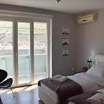 Fit Five Apartment